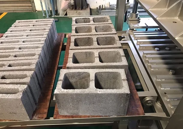 ジンバブエで販売中のレンガ製造機 -ZCJK